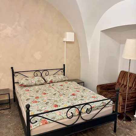 Historic Beneath The Castle In The Old Centre *