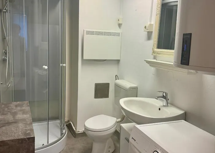 Apartma Historic Beneath The Castle In The Old Centre *