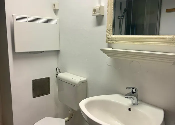 Lägenhet Historic Beneath The Castle In The Old Centre